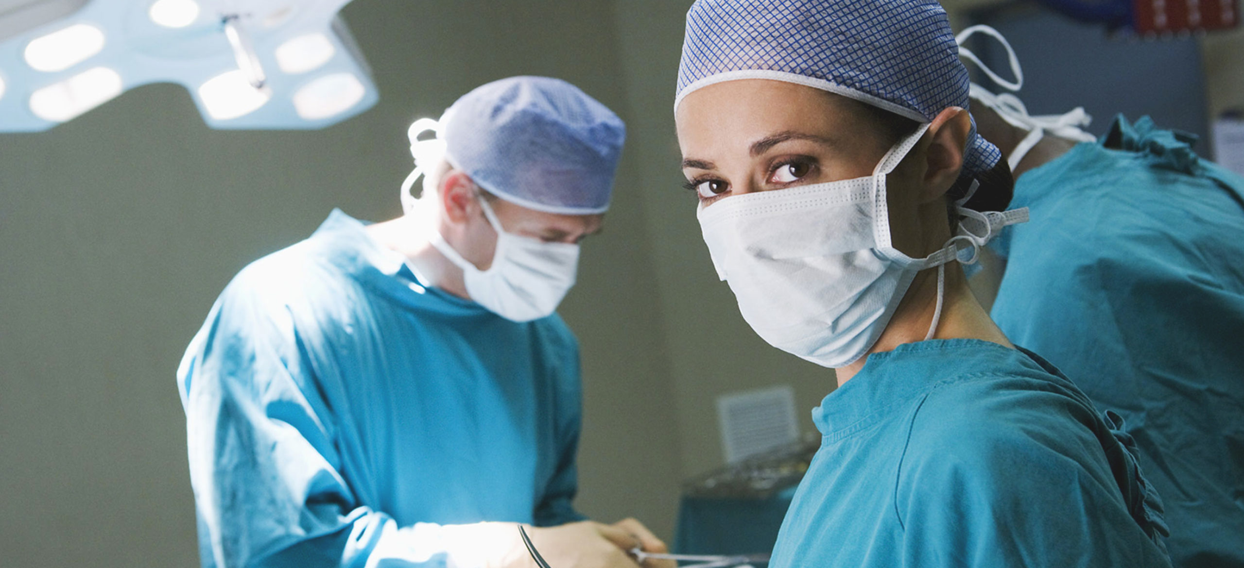 Willkommen auf der Startseite von mednaht, Ihrem Partner für medizinisches Nahtmaterial von Atramat. Unsere Produkte werden zu 100 Prozent der Qualitätskontrolle unterzogen da wir uns nicht auf randomisierte Stichproben verlassen. Unser Nahtmaterial ist nach europäischen Standards und nach der ISO 13485:2003, ISO 9001:2008, CE Mark, US FDA 510k, gefertigt. 2 op@2x scaled